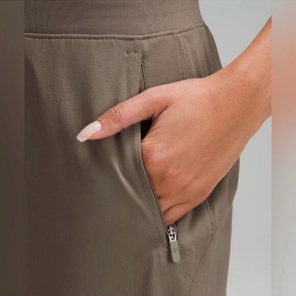 Lululemon License To Train High-Rise Pant in Nomad Size 4 - Picture 2 of 13